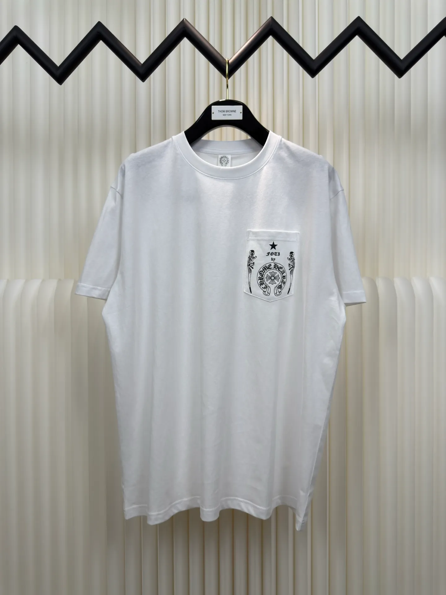 P240 Chrome Hearts/foti Lizard Man Family Portrait Short Sleeves Authentic Open Edition - Physical Counter - Top Luxury Quality 🆚 Instant sale of all editions on the market. The fabric is made of 26 weave 200g cotton. The printing is made of hand glue printing. Customized accessories. Size S M L